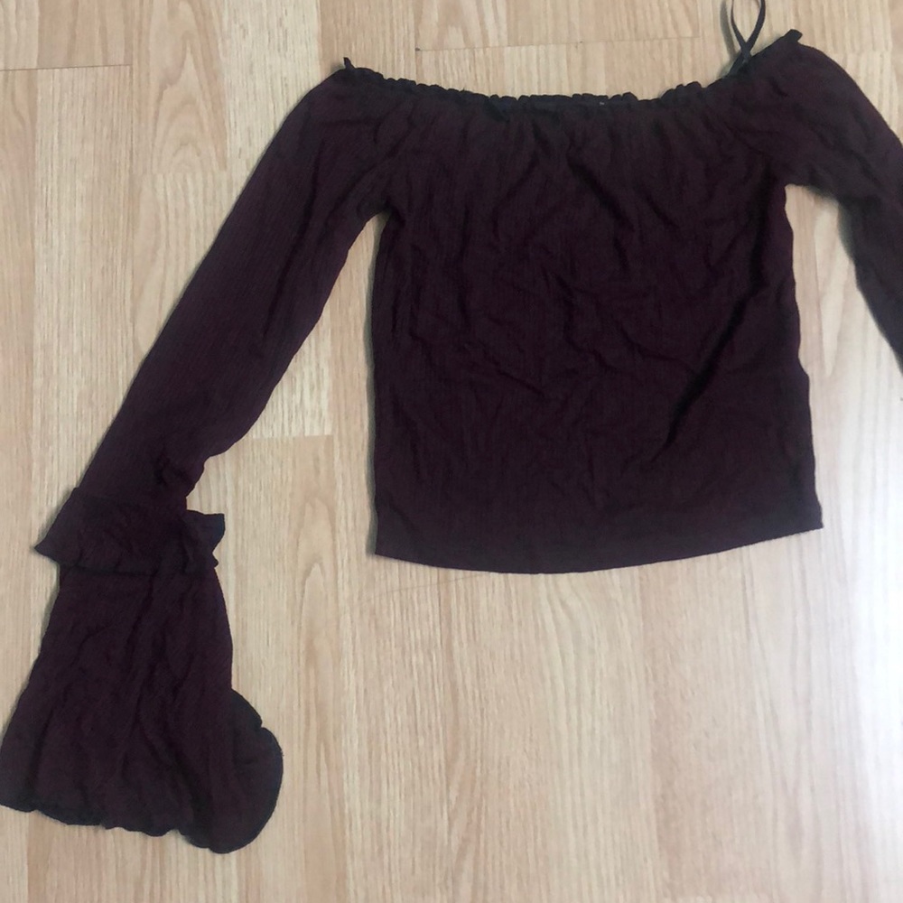 BURGUNDY BELL SLEEVE TOP. SIZE SMALL. NEW WITH TAG